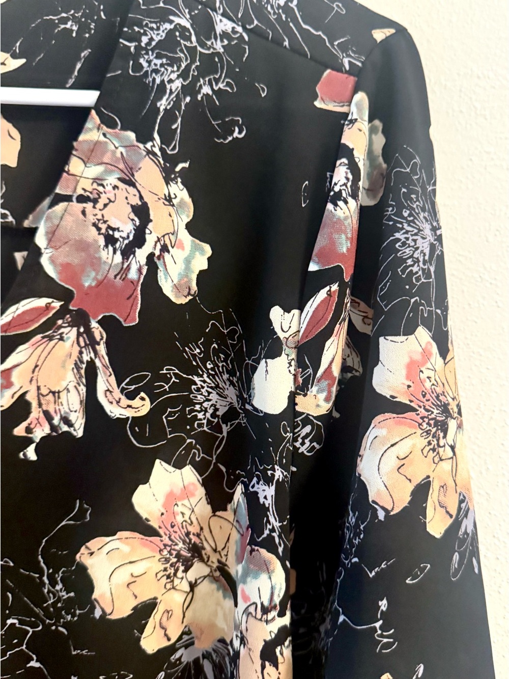 West Kei Women's Black Floral Open Front Flare Sleeve Blouse Size Large - Picture 4 of 9